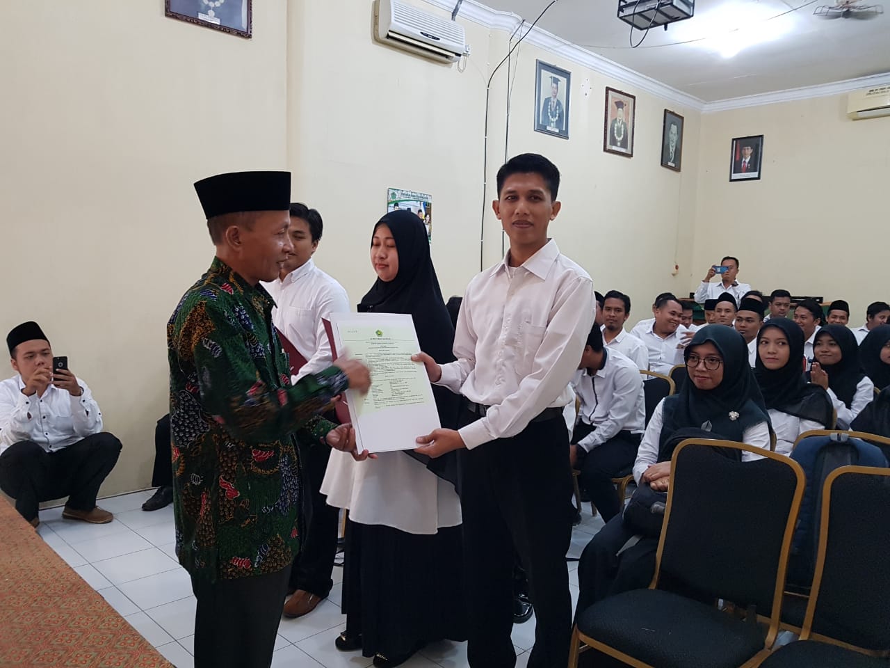 PENYERAHAN SK CPNS OLEH REKTOR IAIN MADURA