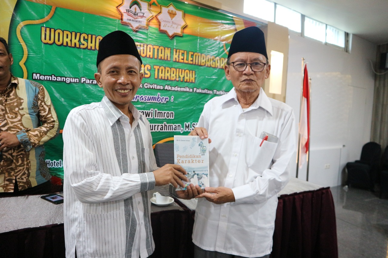 WORKSHOP PENGUATAN KELEMBAGAAN FAKULTAS TARBIYAH NARASUMBER : K.H. D. ZAWAWI IMRON