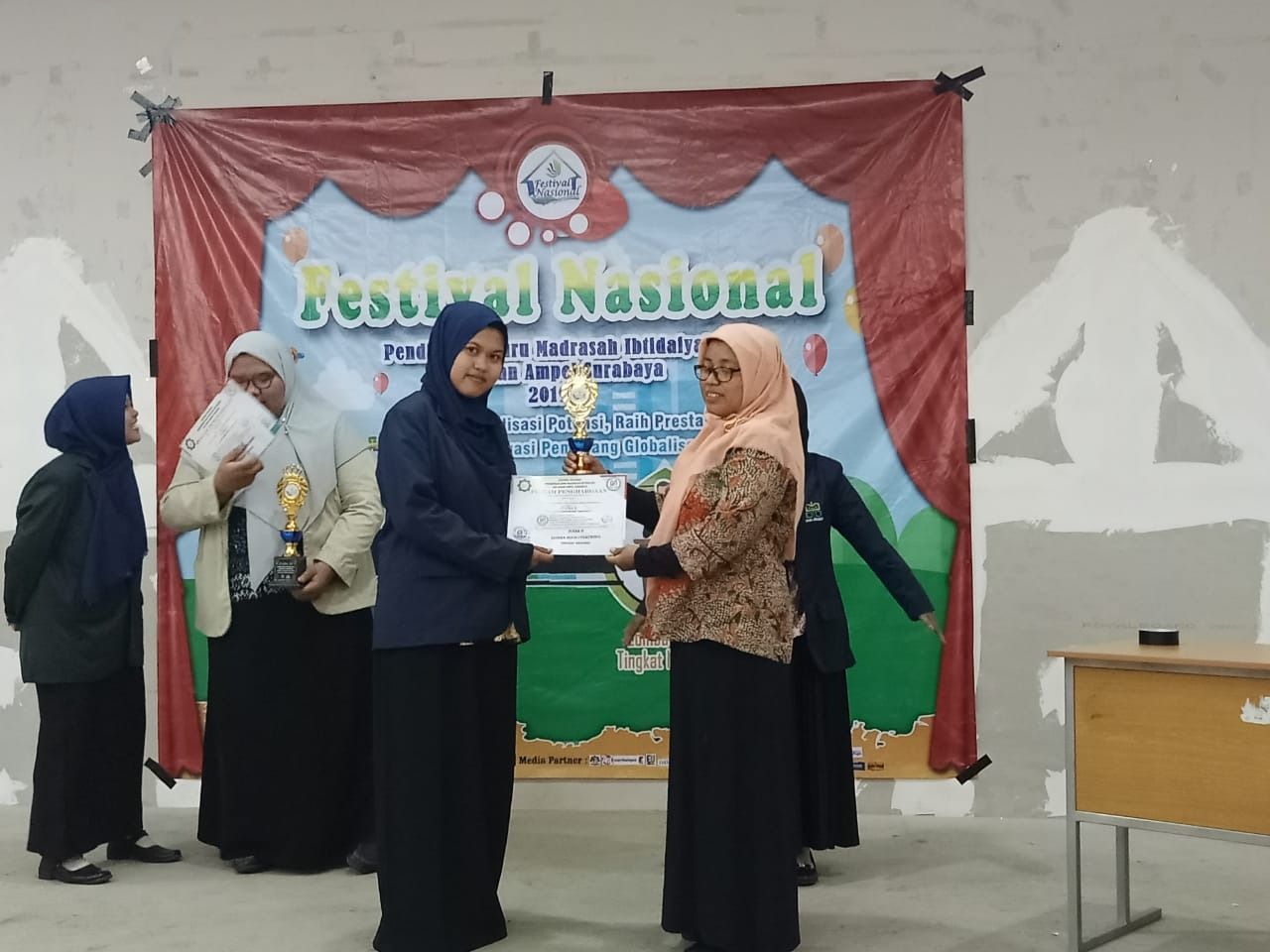 ALVIATUL MUNAWAROH PRODI PGMI FAKULTAS TARBIYAH IAIN MADURA RAIH JUARA 2 LOMBA MICROTEACHING TINGKAT NASIONAL