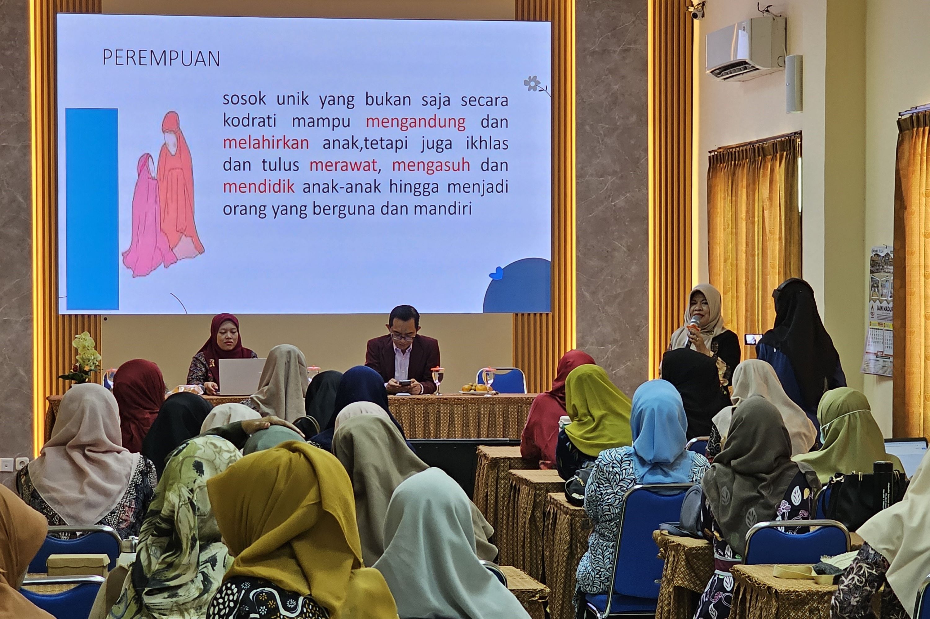 PSGA IAIN Madura Gelar Seminar "Perempuan sebagai Agen Kesehatan Keluarga" untuk Tingkatkan Kesadaran Peran Perempuan dalam Kesehatan Keluarga