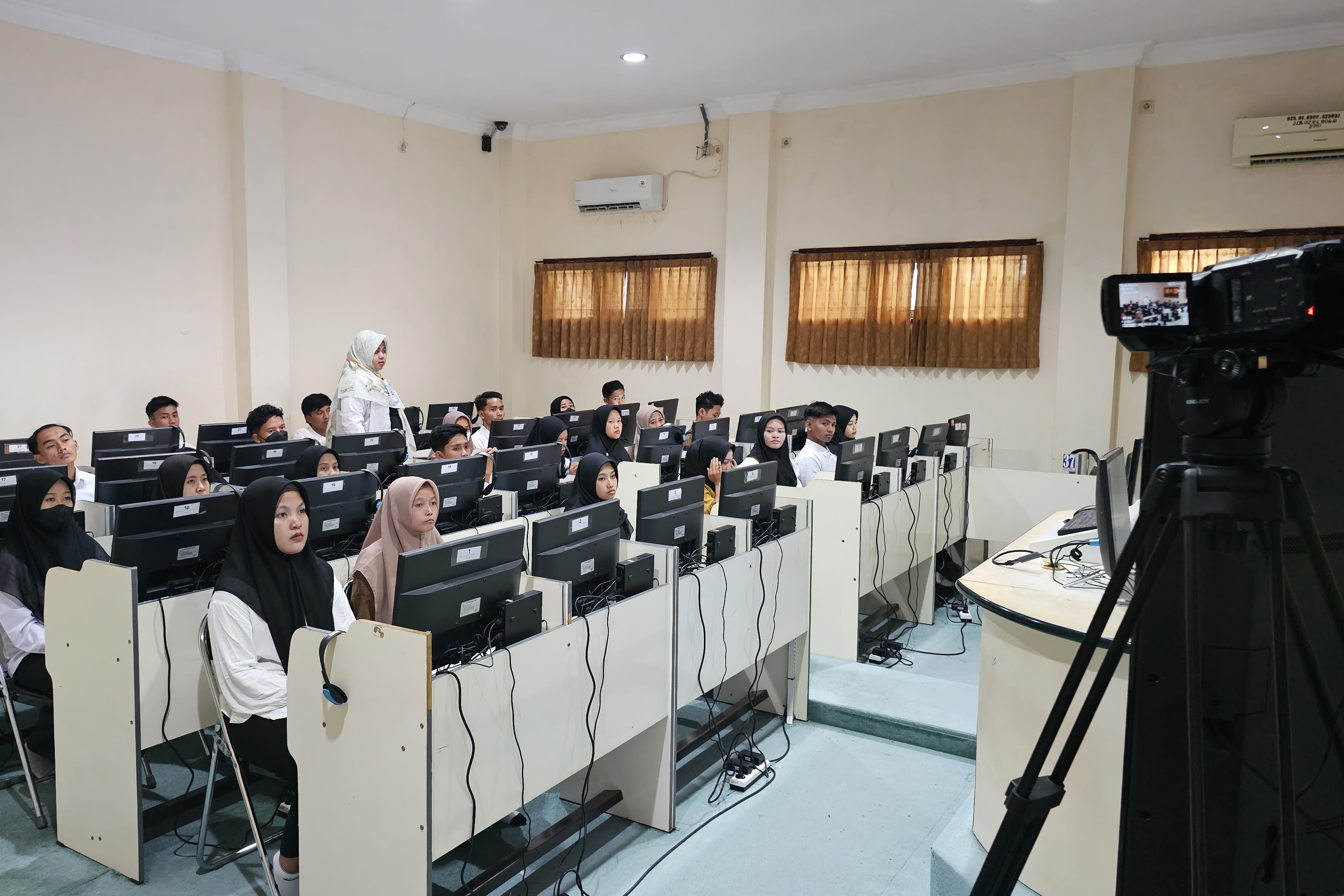 PELAKSANAAN UJIAN SSE UM-PTKIN HARI PERTAMA BERJALAN SUKSES DI IAIN MADURA