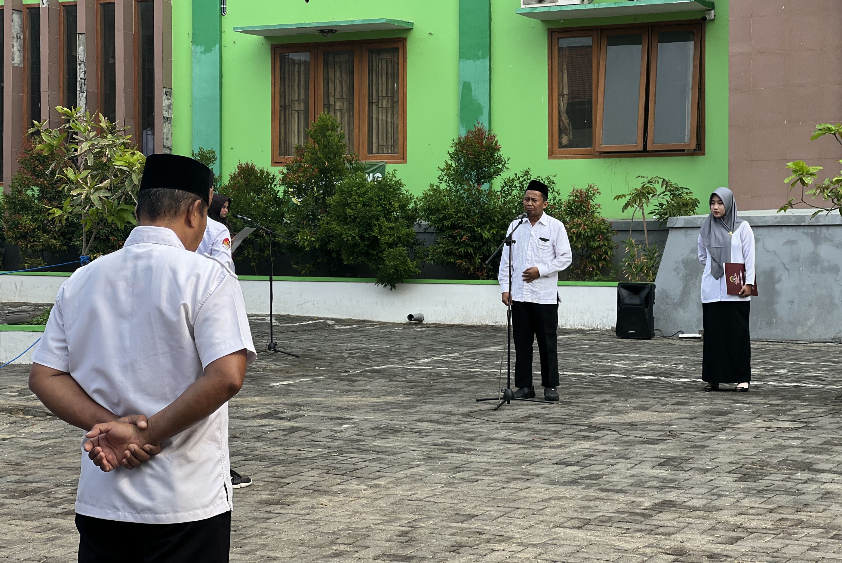 IAIN Madura Gelar Apel Peringatan Hari Guru Tahun 2024, Dekan Tarbiyah Sampaikan Pesan Inspiratif